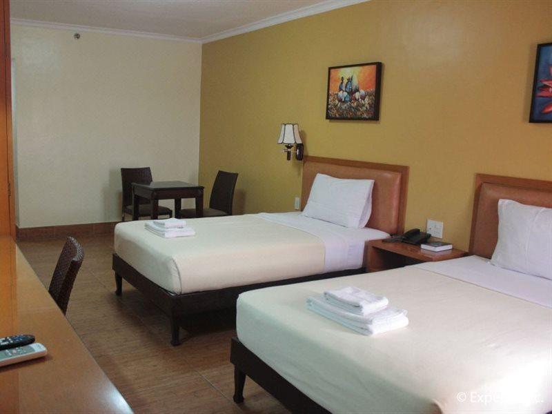 Pamulinawen Hotel Laoag Extérieur photo