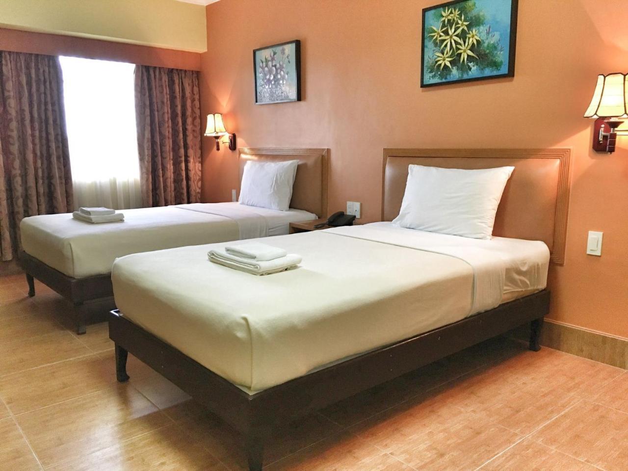 Pamulinawen Hotel Laoag Extérieur photo